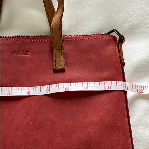 Able Red and Brown Leather Tote Bag with Elegant Design - Picture 6 of 8
